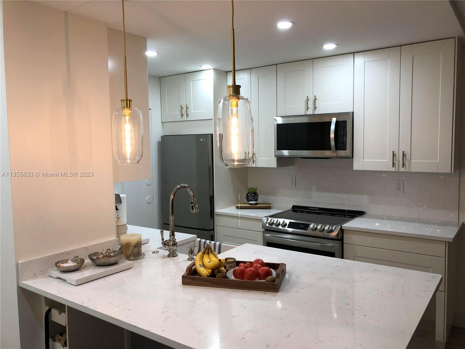 Beautifully remodeled 2-bedroom 1 bathroom unit in a famous Victoria Park area. Walking distance to 