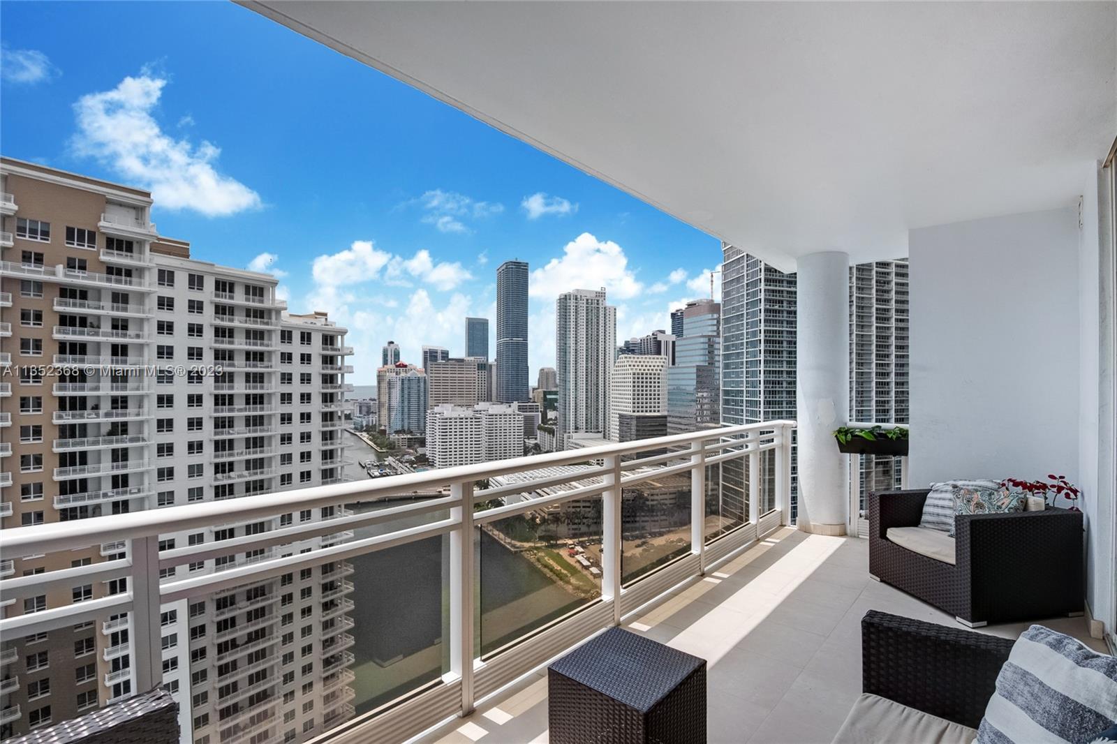 Spectacular and exclusive Carbonell Condominium in Brickell Key Island, an oasis in the midst of Dow