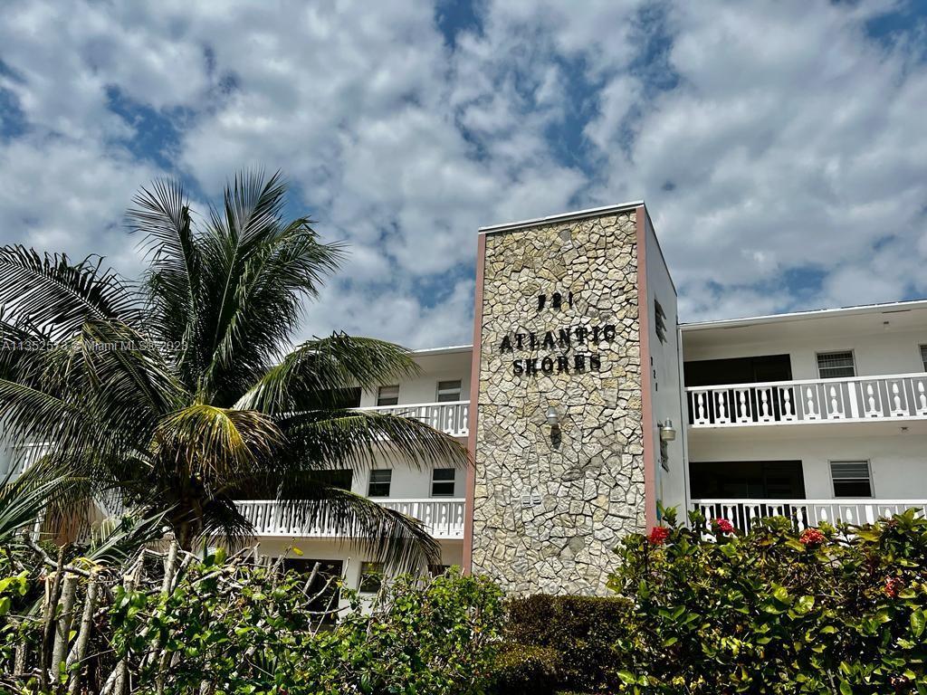 ATLANTIC SHORES IN HALLANDALE BEACH! GREAT LOCATION EAST OF US 1, CLOSE TO THE BEACH, 55+ COMMUNITY,
