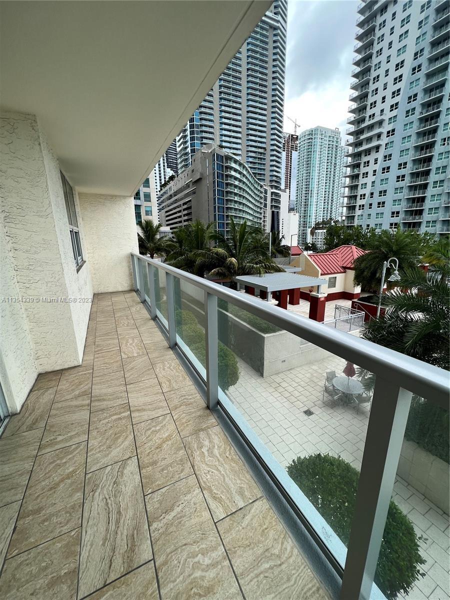 This apartment is located in the prestigious building "The Mark on Brickell". Enjoy the peace and qu