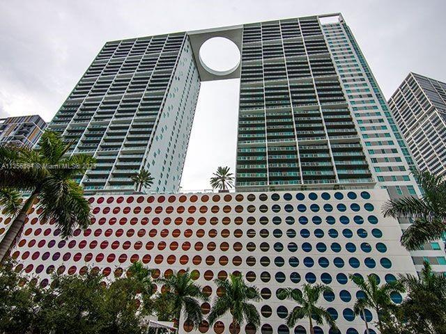 Bright & beautiful 2/2 corner unit with water & city views at 500 Brickell! Stainless steel applianc