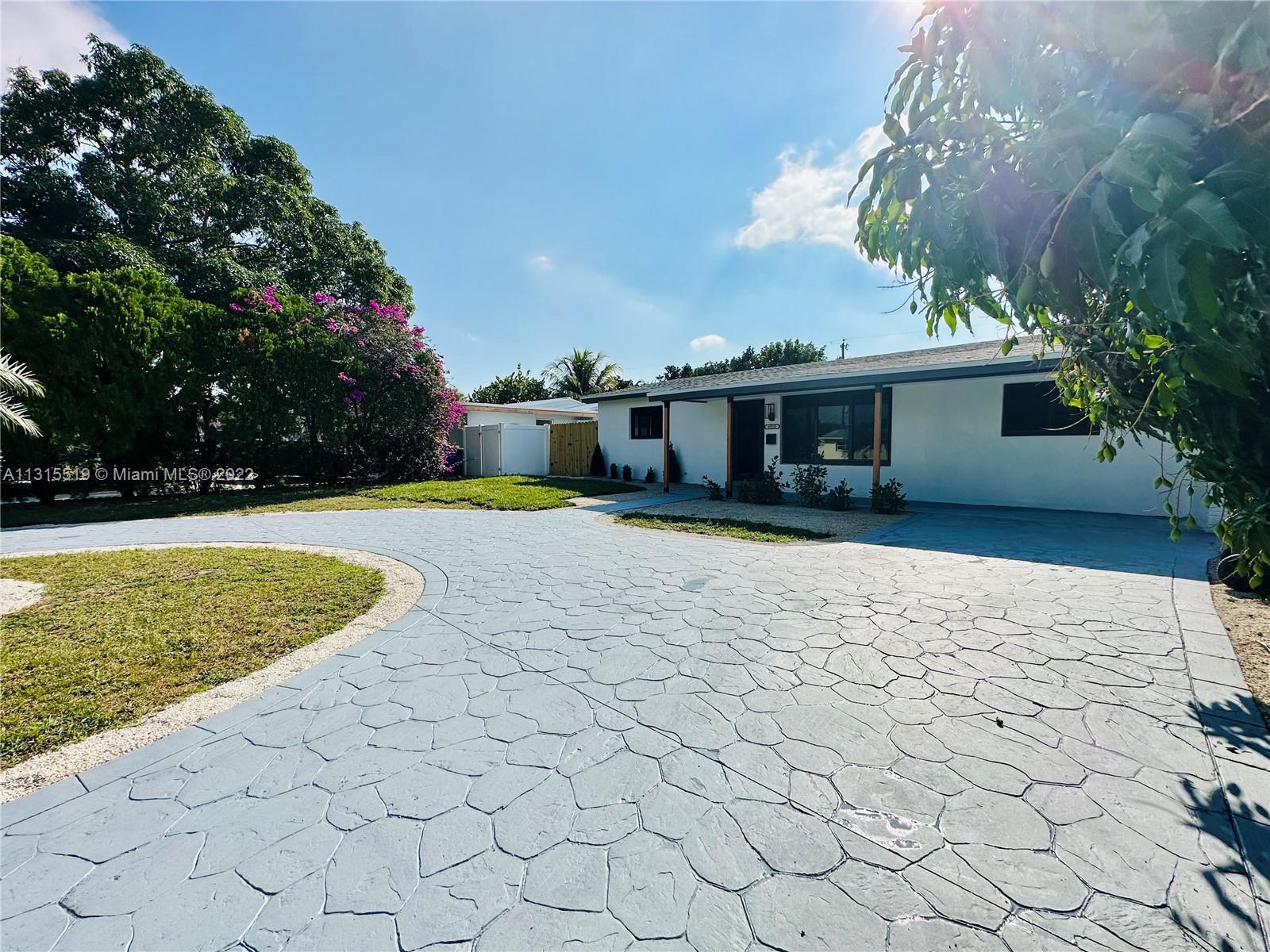 Photo of 6920 SW 9th St in Pembroke Pines, FL