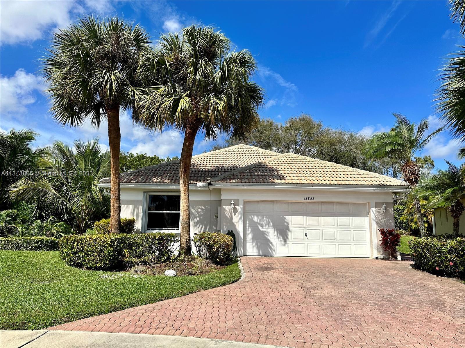 Live in the beautiful gated community of Hampton Lakes.This 3/2 house includes a 2 car garage,galley