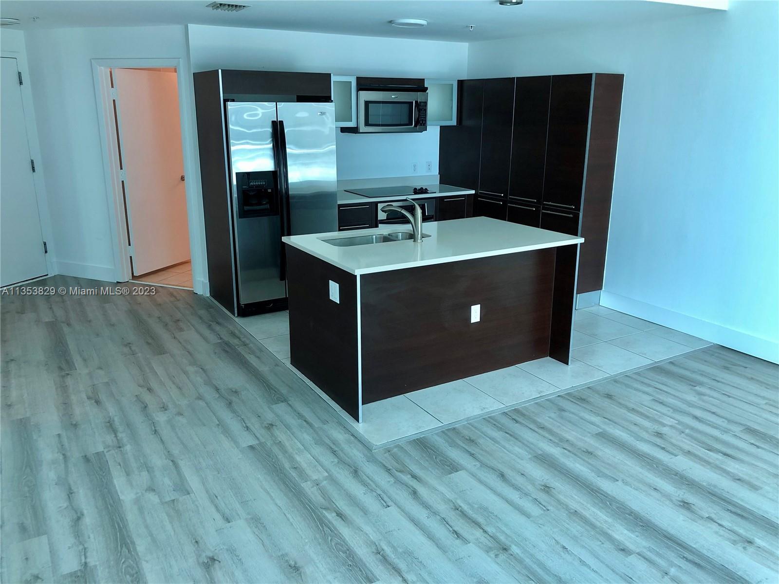Beautiful updated apt in Quantum on the Bay, across from the award winning, 8 acre, "Margaret Pace P
