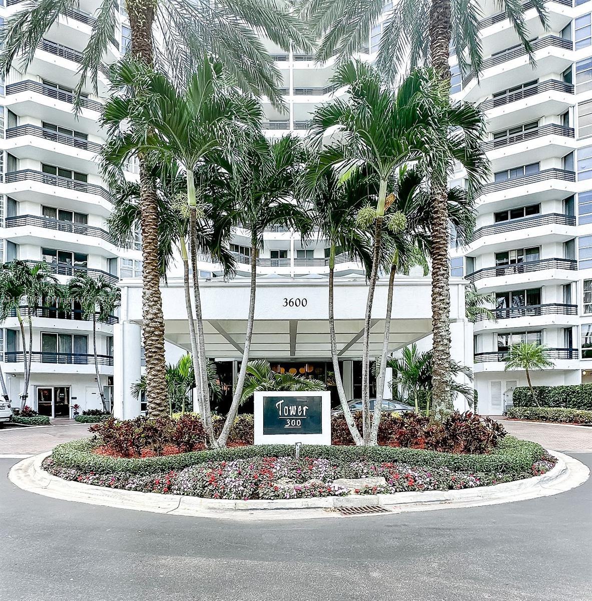 Beautiful views of the intercoastal and the ocean from this apartment, in one of the most desirable 