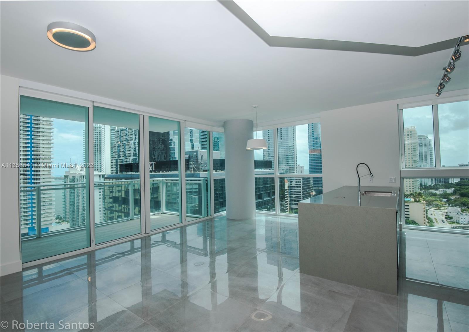 Beautiful unit located in the heart of Miami's financial district. This luxury building is a 44- sto
