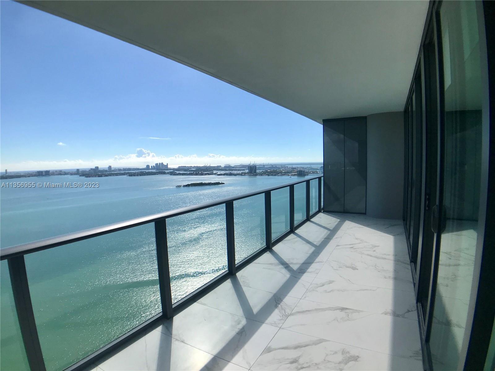 Enjoy the most spectacular view of Biscayne Bay and the Ocean, from this beautiful condo 1 Bed 1.5 B