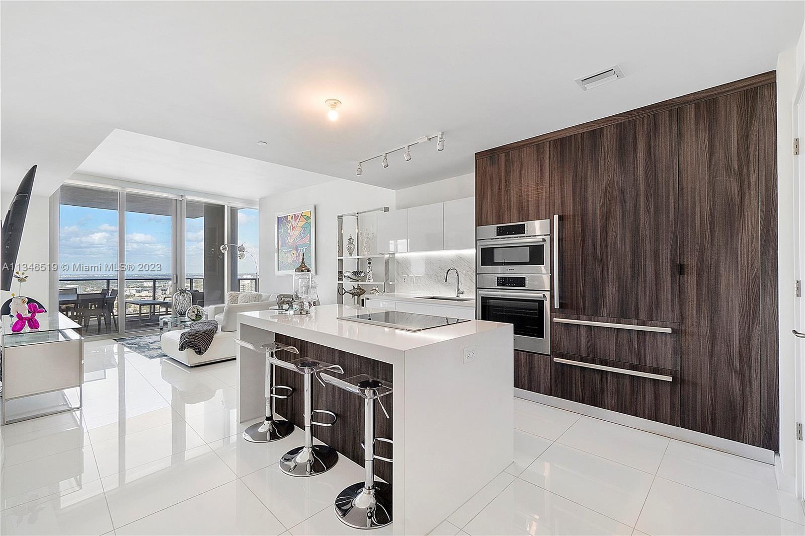 The building with the most amenities in the world: PARAMOUNT Miami Worldcenter. Enjoy this beautiful