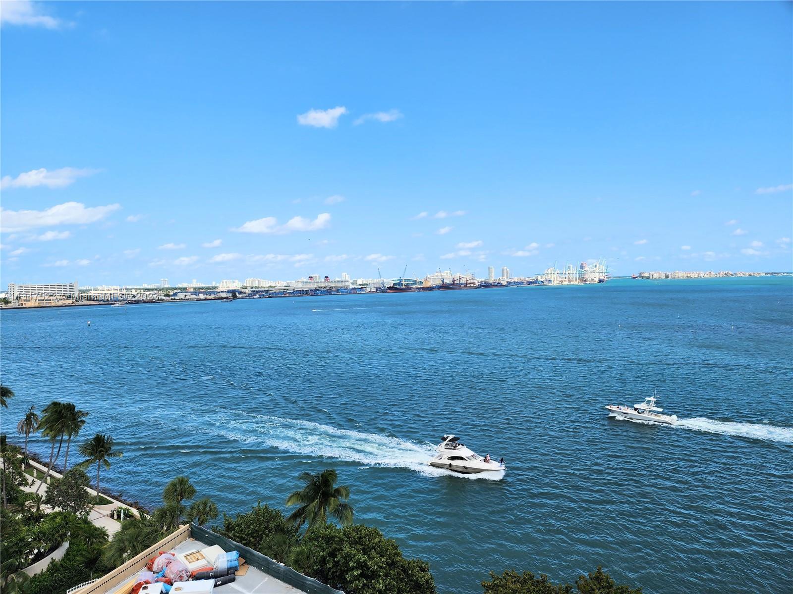 Amazing Waterviews from this Isola Condo 1 Bed/ 1 Bath in Brickell Key. Located on the 11th floor. N