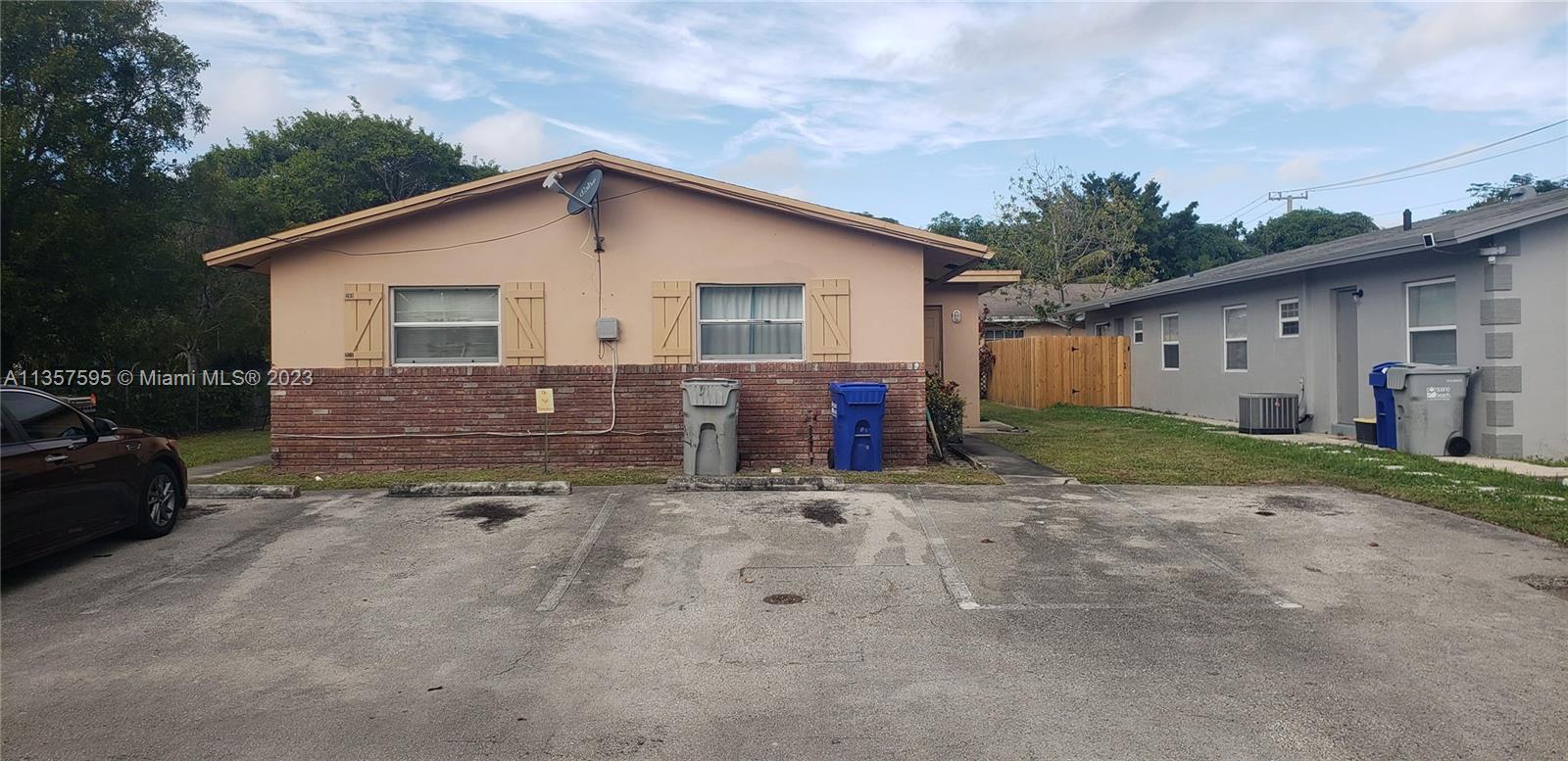 Rarely available duplex in East Pompano AND THE ONLY ONE EAST OF DIXIE ON THE MARKET. Close proximit