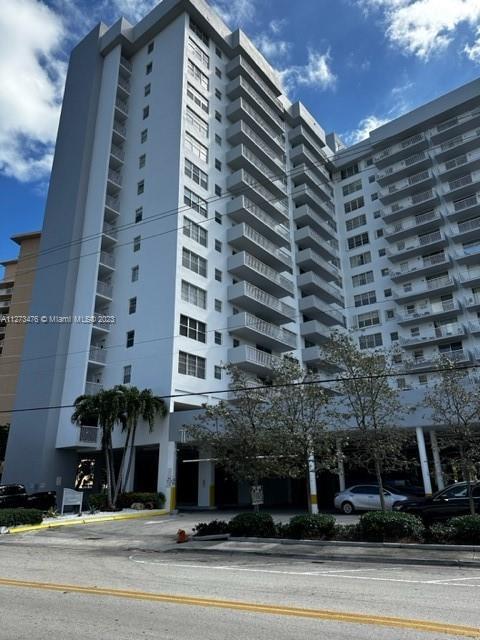 Gorgeous 1 bedroom 1.5 bathrooms, fantastic location in the heart of Hallandale!!!! In close proximi
