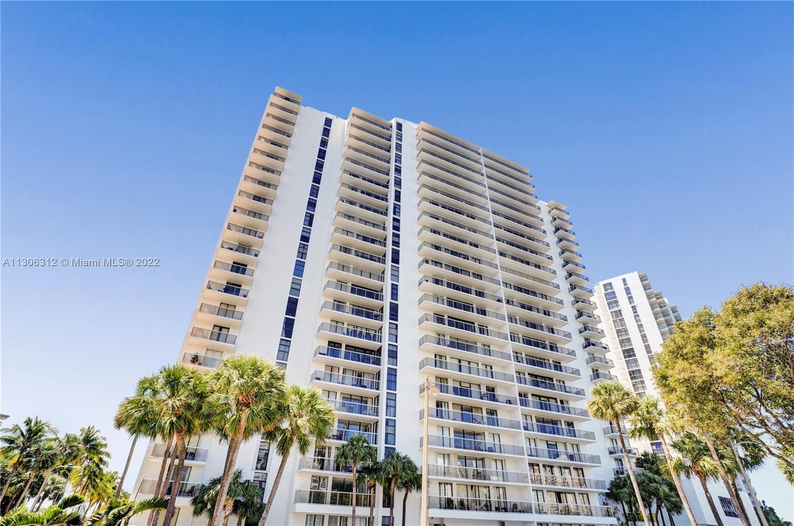 Located in a quiet and friendly building in the heart of Aventura, across from the golf course. Spli