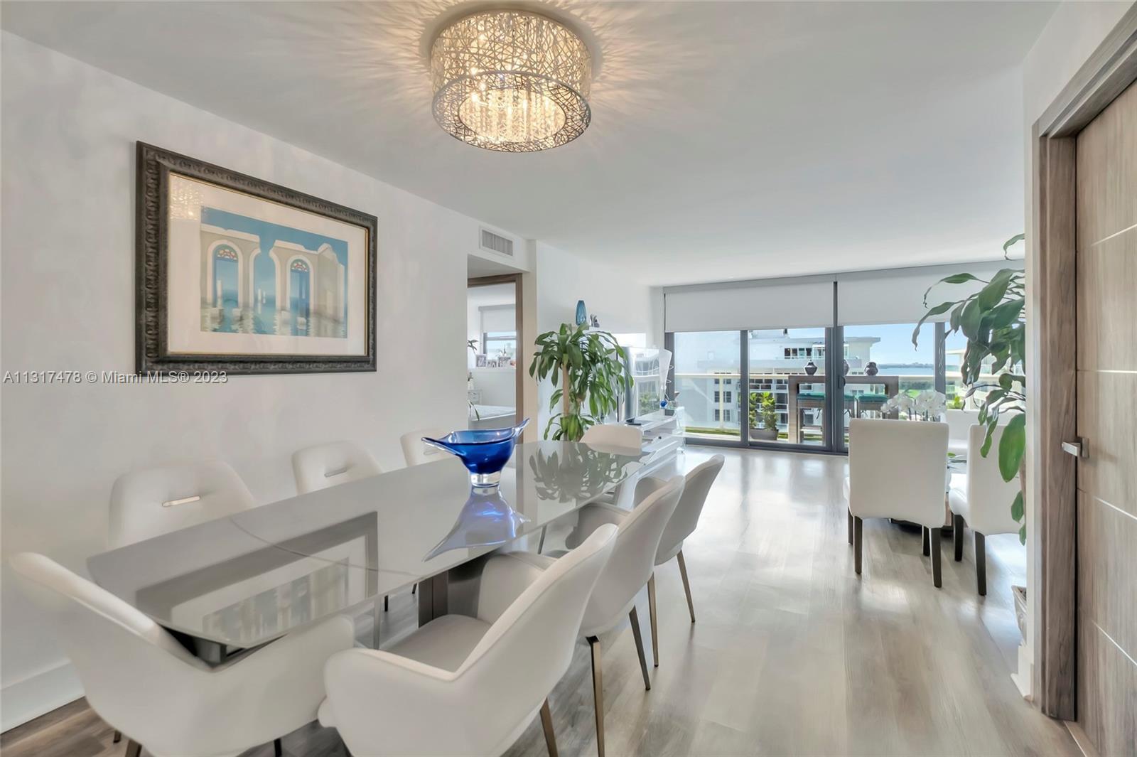 Spectacular 2/2 renovated to perfection.  Beautiful skyline and intracoastal views from all rooms wi