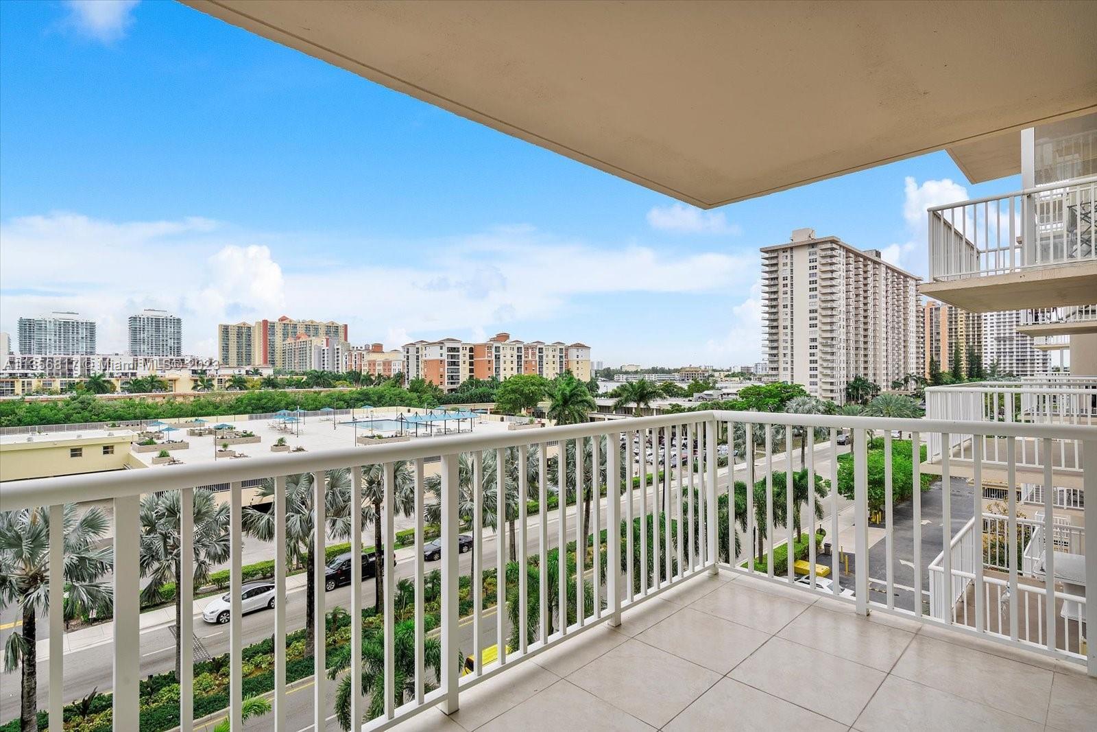 2/2 convertible located in the heart of Sunny Isles, just a few steps from the beach. Apartment is f