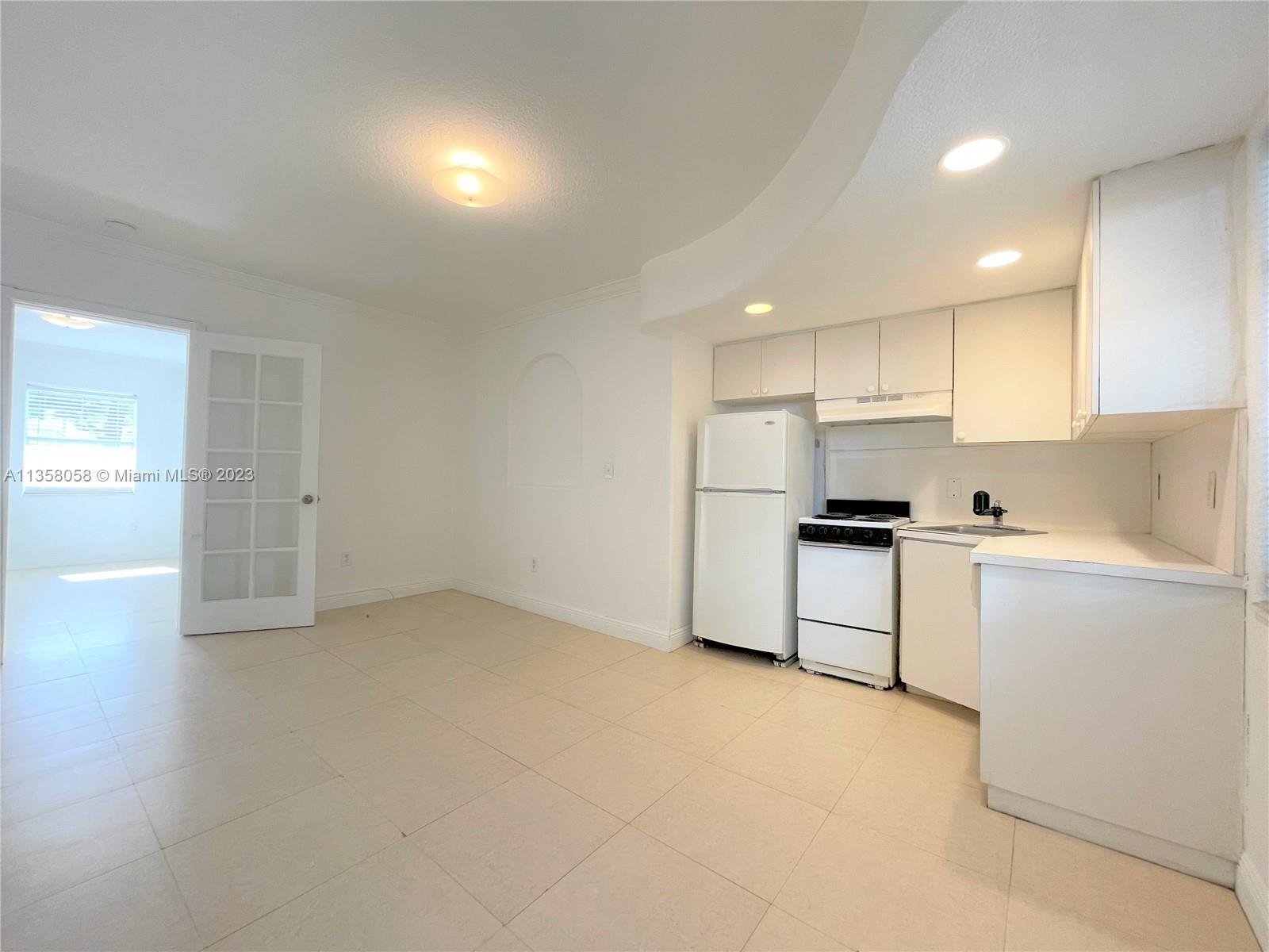 IMMACULATE CONDO IN THE HEART OF SOUTH BEACH WITH WASHER/DRYER IN THE UNIT, DISHWASHER AND NEW CENTR