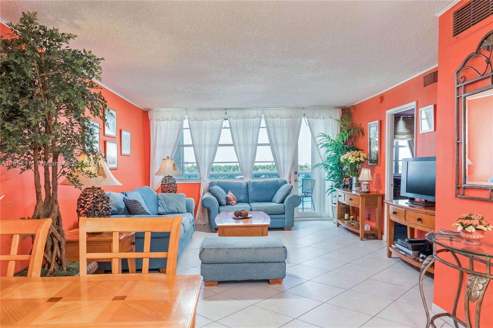 Spacious 1 bed/1.5 baths fully furnished condo. Stunning direct Bay and Intracoastal views. Hurrican