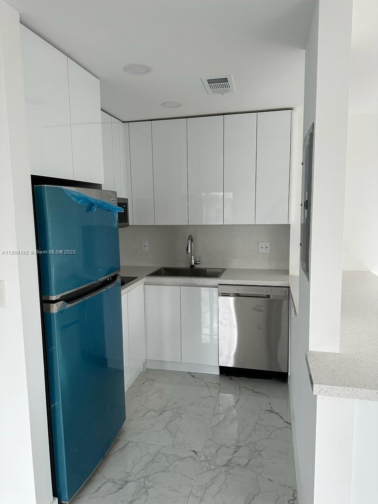 FULLY REMODELED UNIT, BRAND NEW IMPACT WINDOWS! MUST SEE!!! EASY TO SHOW! PLEASE TEXT LA!