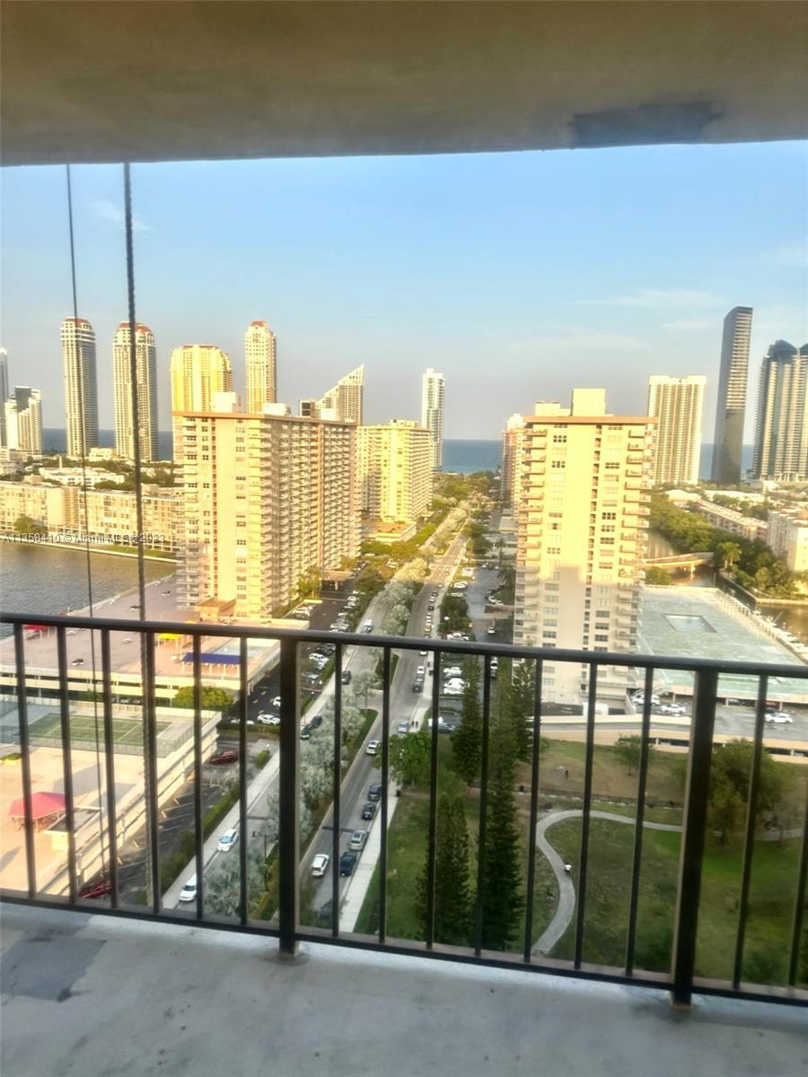 Prime Location, Sunny Isles Beach, Walking distance to the Ocean,  Winston Towers 700. Bright 2 Bed 