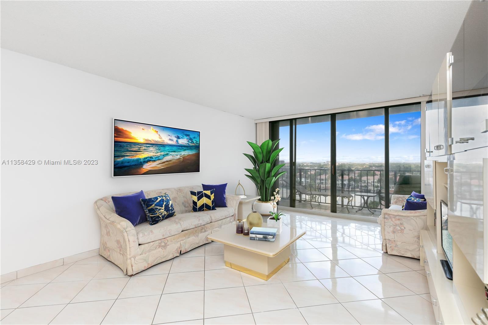 Located in the heart of Hollywood, Florida, this1-bedroom condo offers a clean and spacious living s