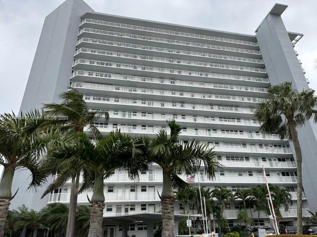 Stunning High Rise Condominium with Ocean Views in Ft. Lauderdale Beach is waiting for you. With upd