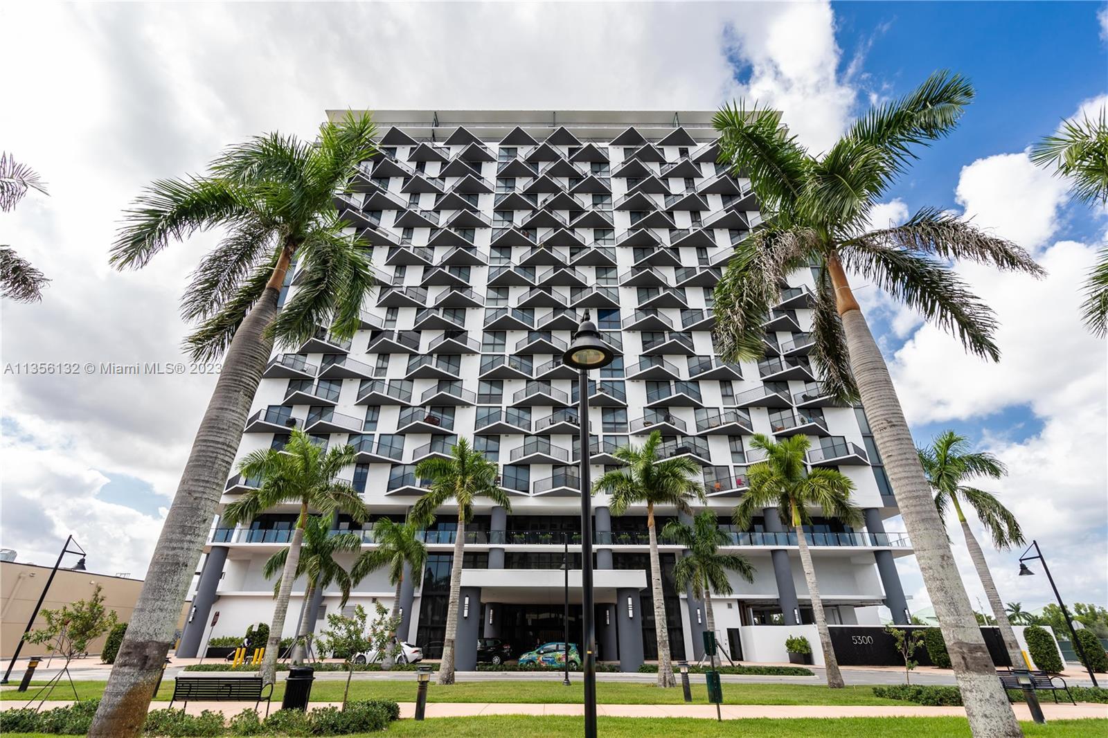 Photo of 5300 Paseo Blvd #811 in Doral, FL