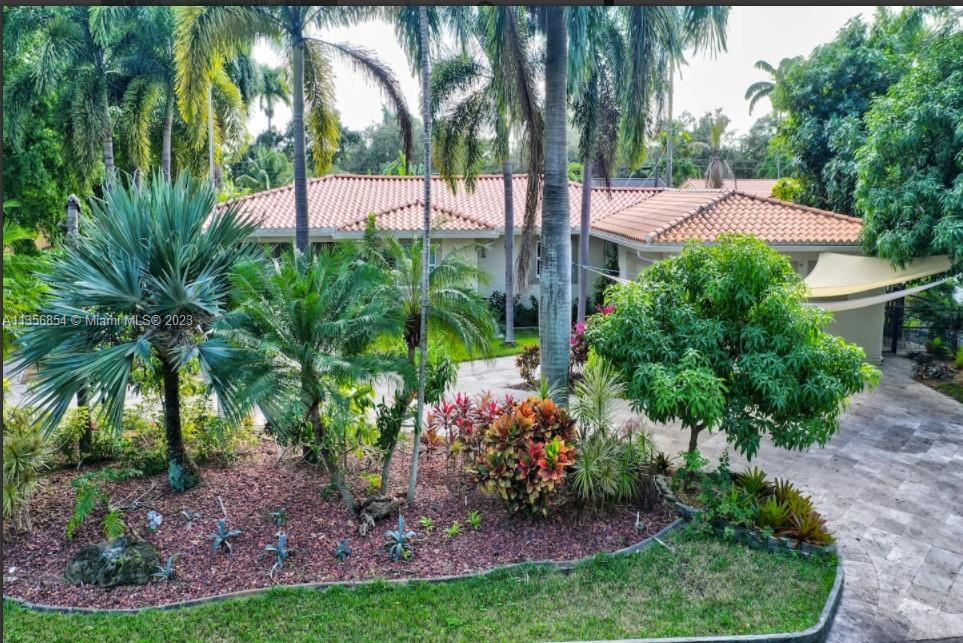 Private Secluded Property~An Oasis in The Heart of Hollywood Lakes Sitting on a Corner Lot of Almost