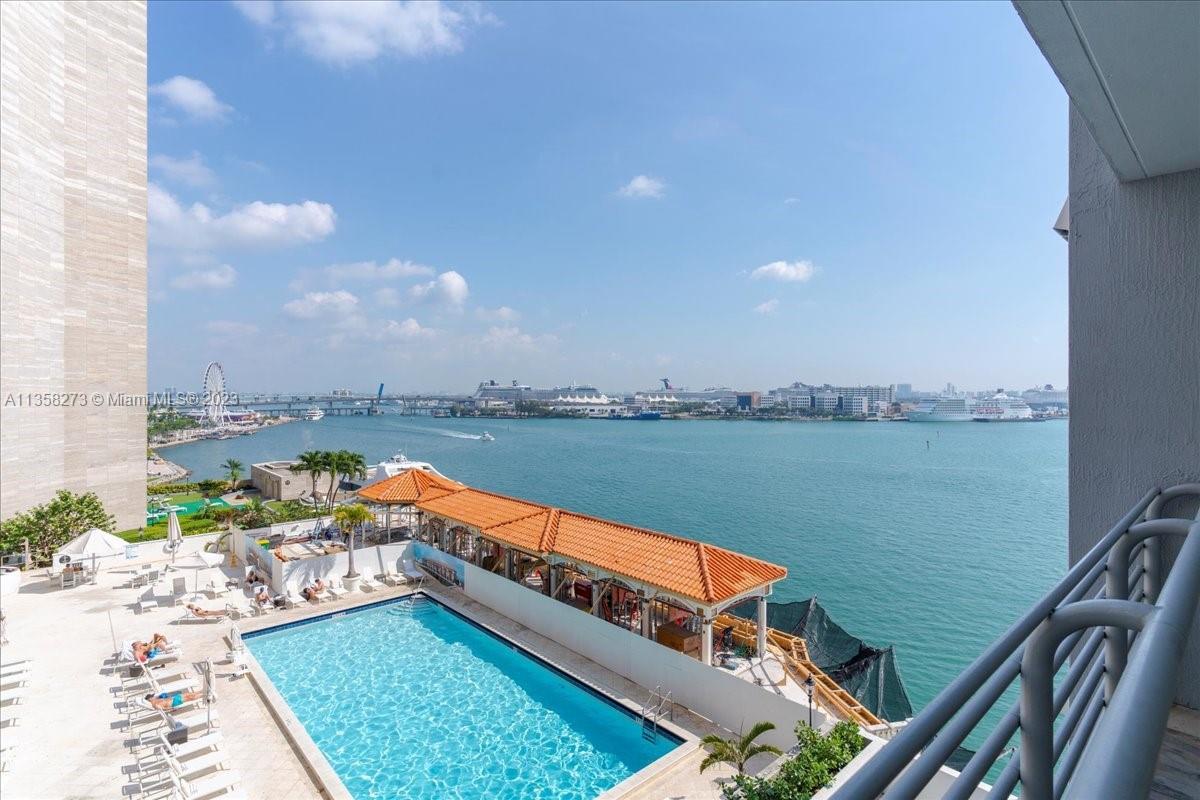 PRICED TO SELL. Beautiful 1 bedroom | 1 bathroom unit with gorgeous views of Biscayne Bay. This cont