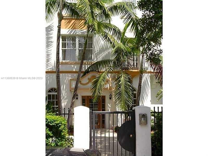 1920's old Spanish style building in gated complex. The apartment 2Bed/2Bath features original Flori