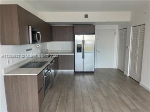 Beautiful Unit in the well-recognized Le Parc at Brickell, a Luxury Boutique Building. This unit has