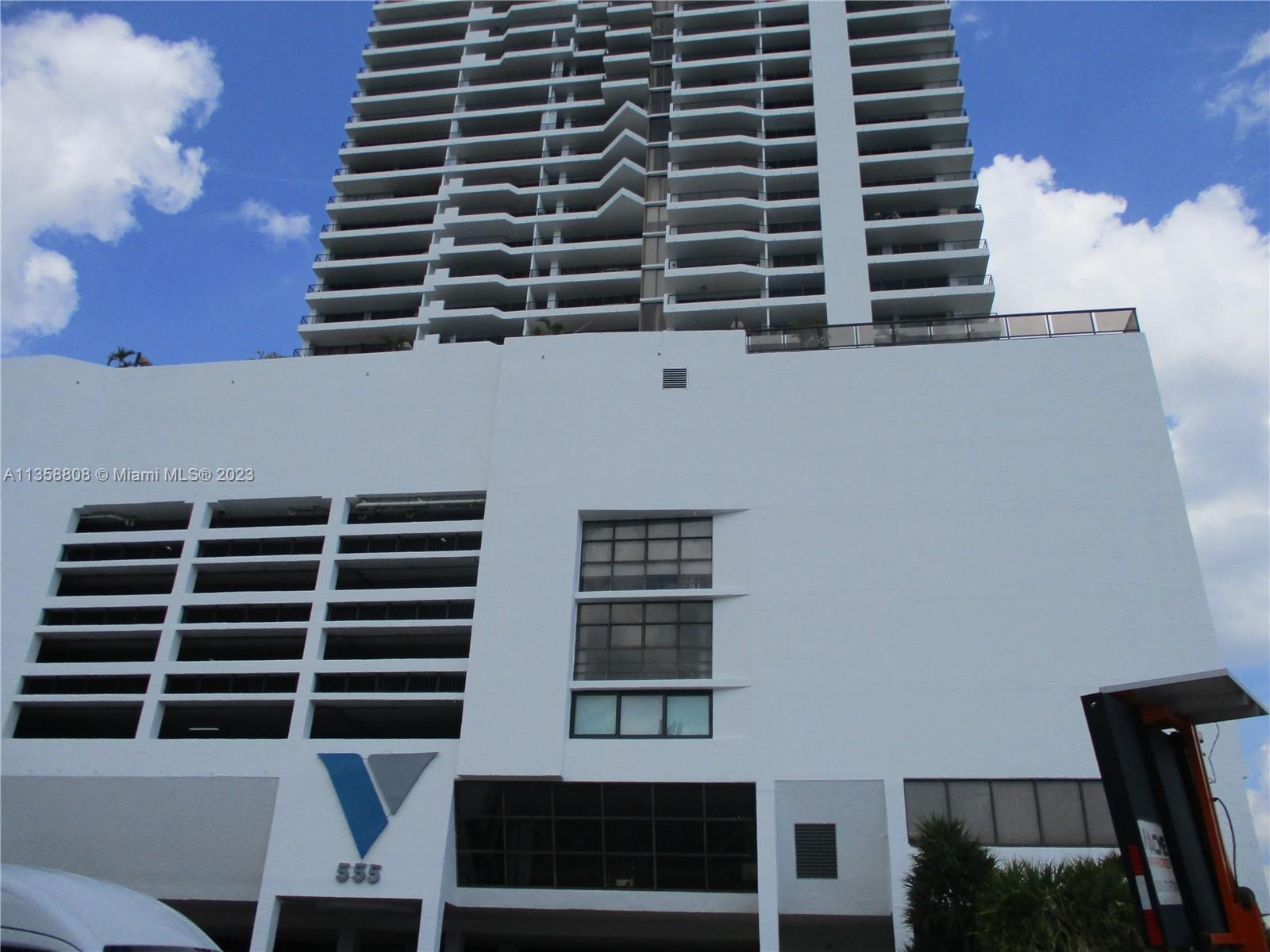 Pie in the Sky, this 1/1.5 unit is on the 29th fl on the South side of the Venetia. The SE view from