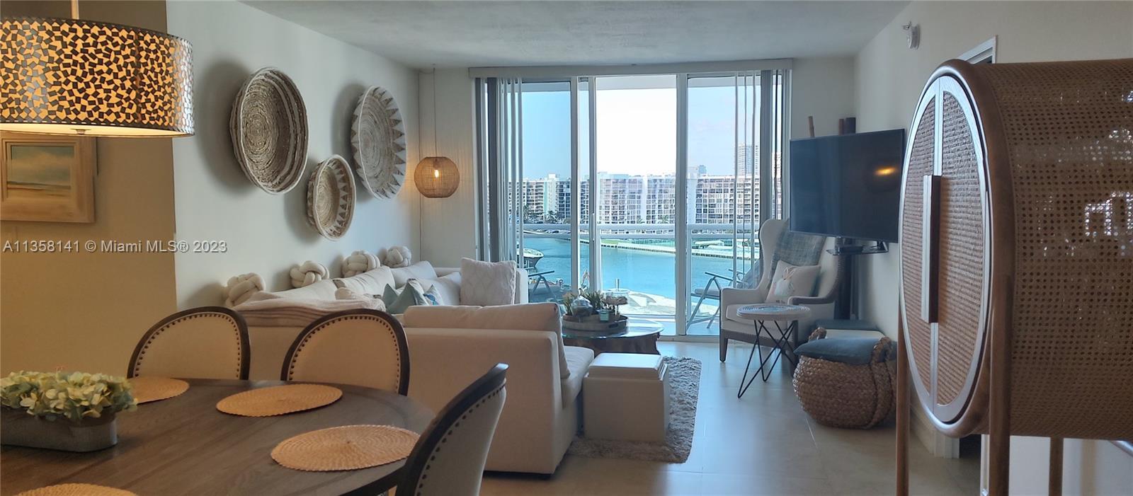 This 2 bed 2 bath unit is a Corner unit with beautiful intracoastal views.  It features a modern kit