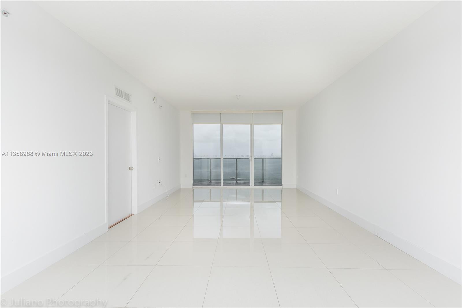 Beautiful 3/3 unit on the 35th floor of Luxury Bay House Residences, stunning Bay and city views, mi