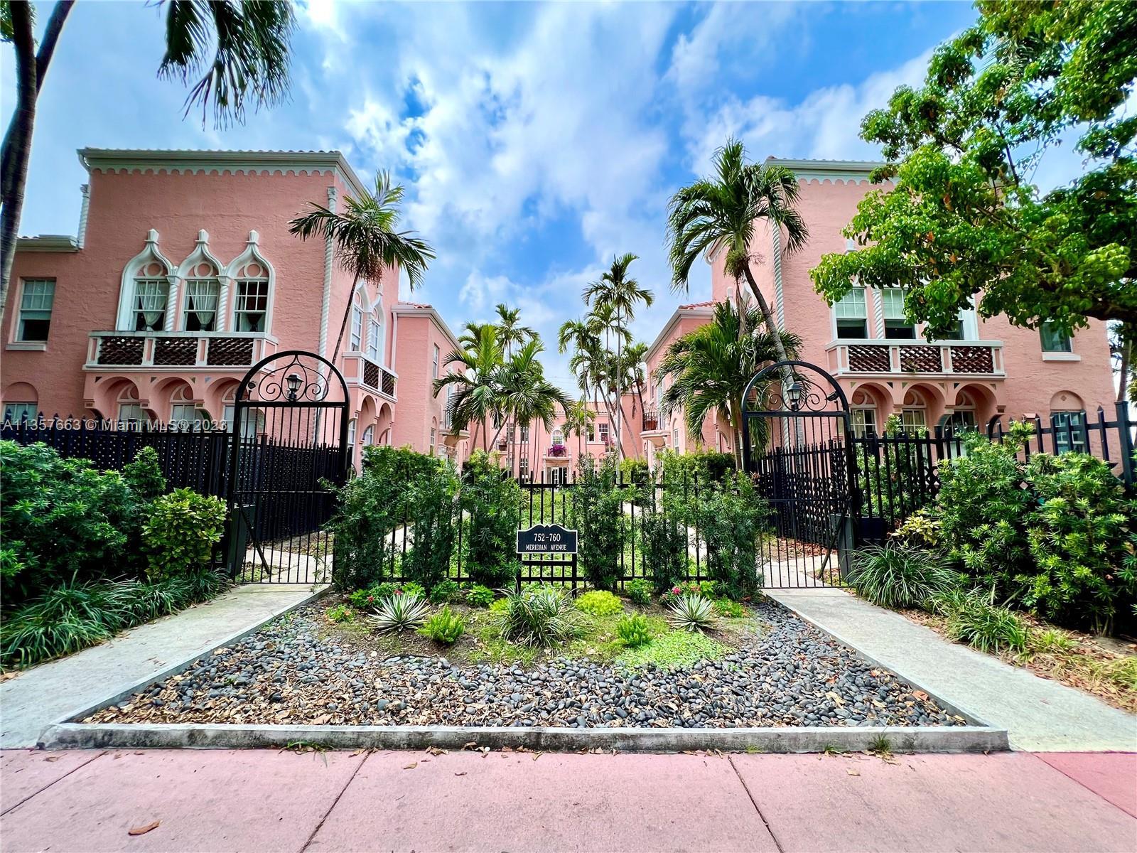 Gorgeous 1 bedroom & 1 bath unit in South Beach with a super spacious 700 sq of living area. Full of