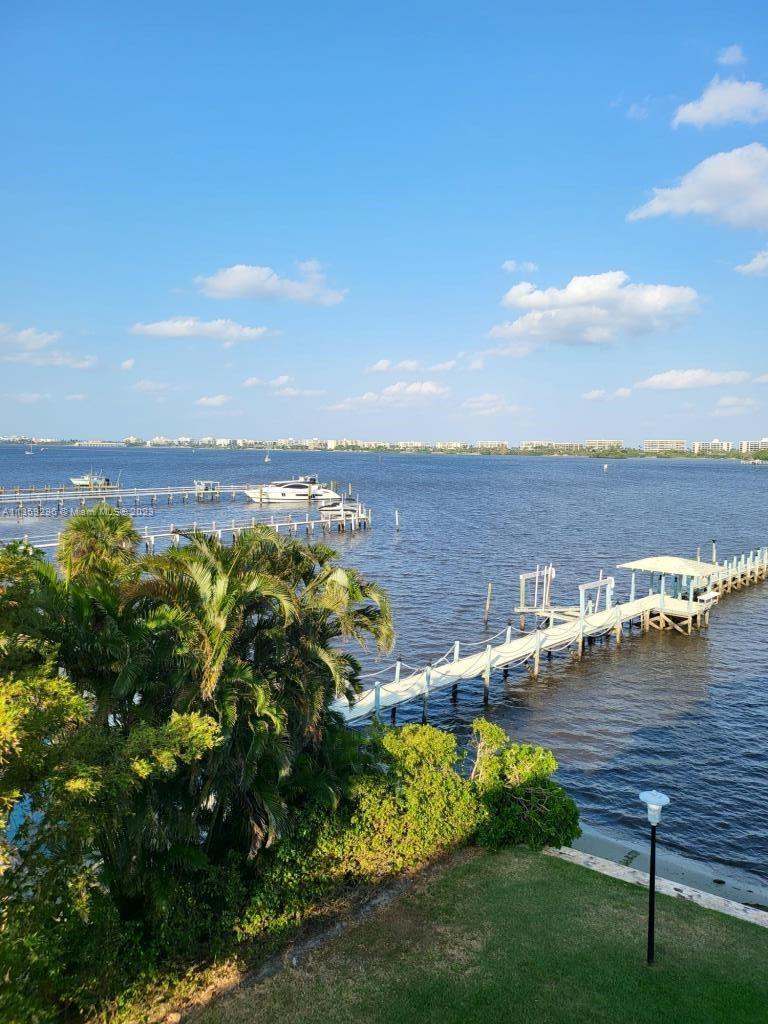 Photo of 896 N Federal Hwy #423 in Lantana, FL