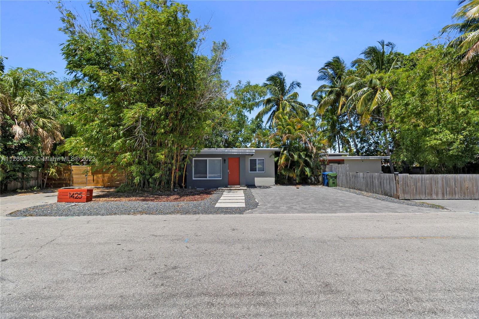 This is a great income opportunity, the main house is 3/3 and you can rent each room separetly, and 