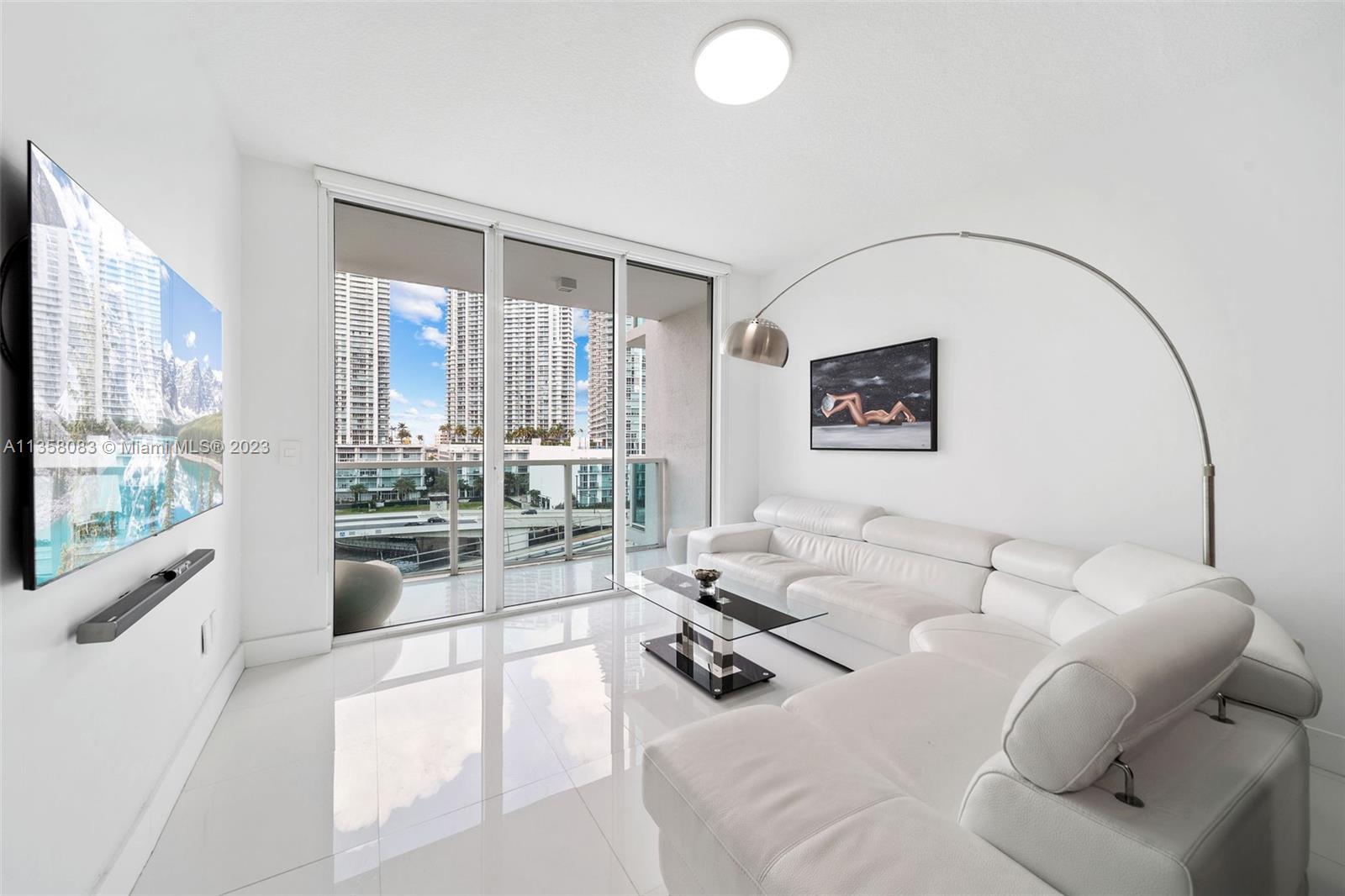This stunning updated unit at Brickell on the River is ready to become your home. Brickell on the Ri