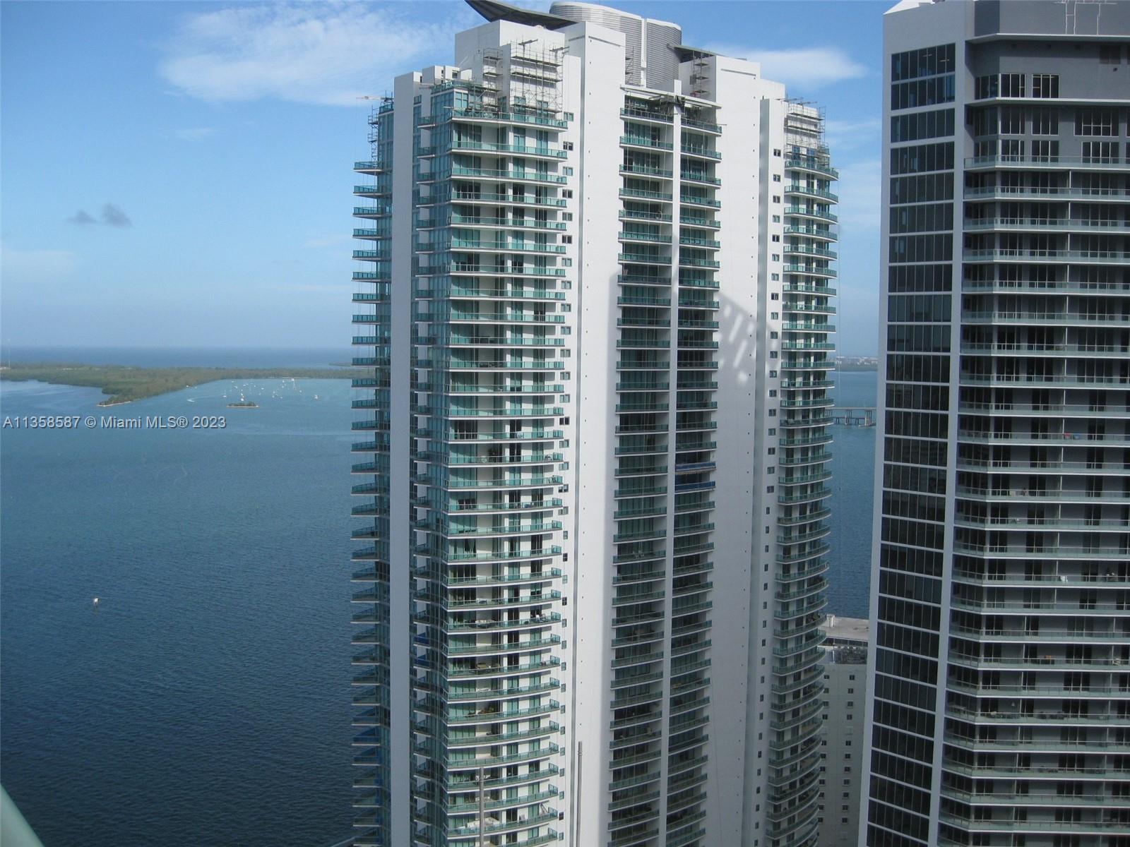 Excellent condo! 1 bedroom / 1 bath in the heart of brickell. Located just minutes away from the bea
