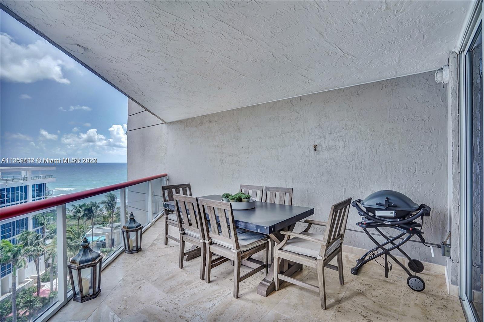 Live on the Beach!!! Beautiful 2 bedroom 2 bathroom Condominium with ocean view.Fully Furnished Exce