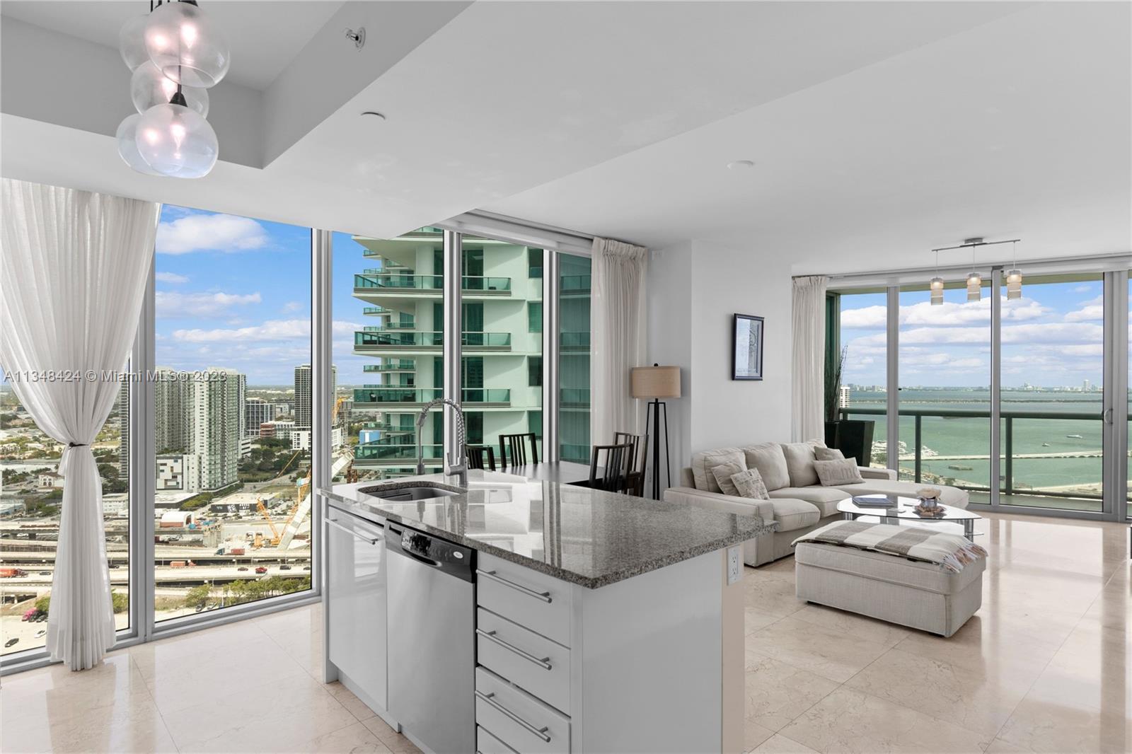 2-bedroom corner unit with astonishing views to Biscayne Bay. Very luminous. Pool, jacuzzi, gym and 