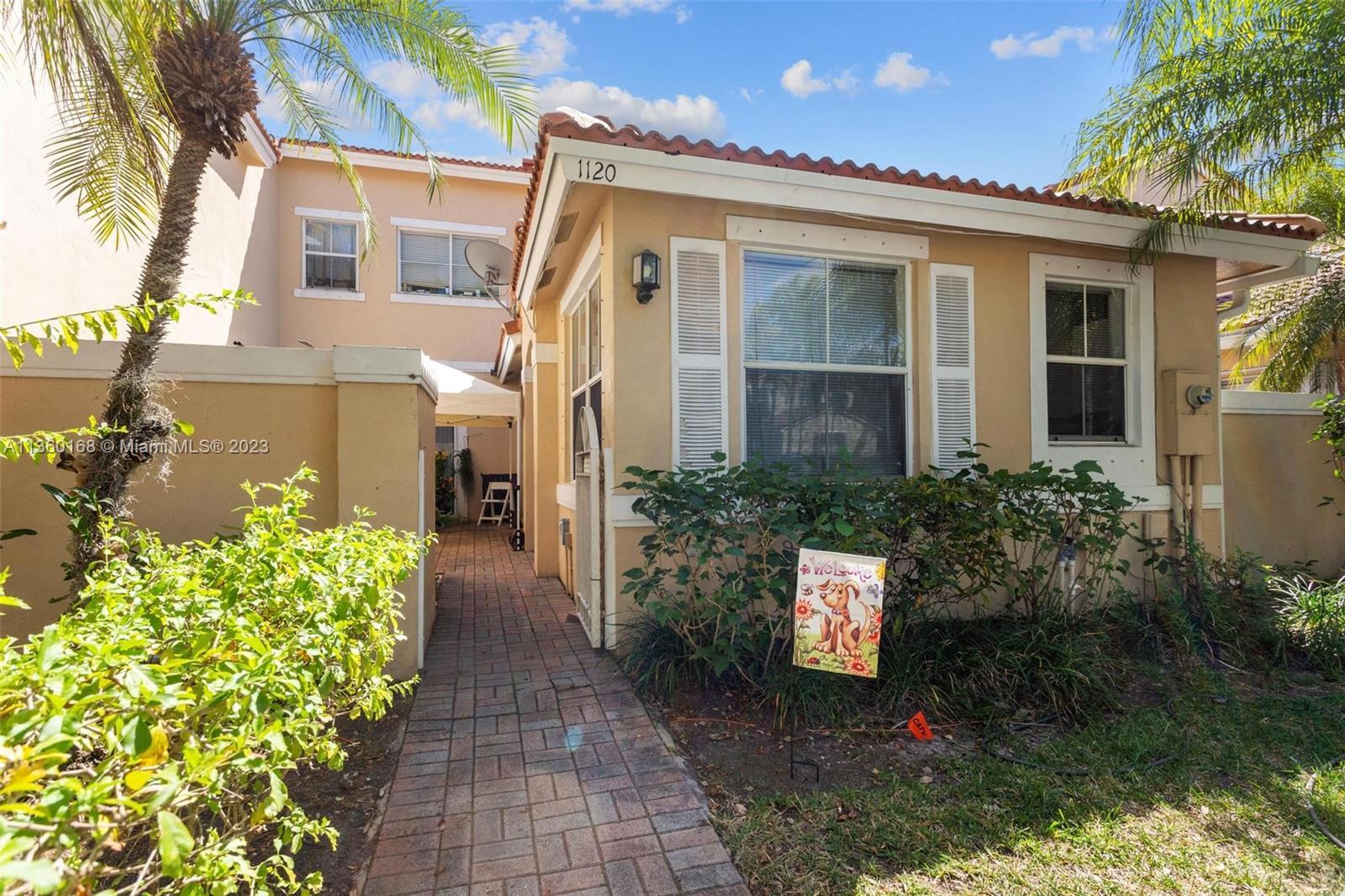 Gorgeous west lake village gated community! 1 mile from the ocean, close by to Hollywood beach. 2 st