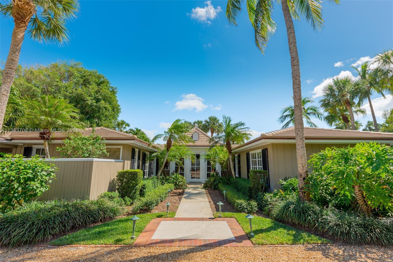 Rare opportunity for a compound on Jupiter Island!
Beautiful light and bright gem of a 3 bedroom ho