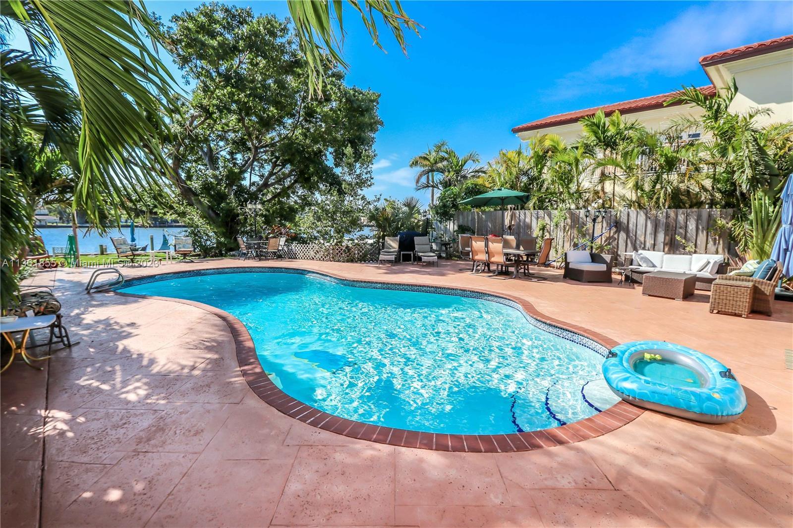 Photo of 936 N Northlake Dr in Hollywood, FL