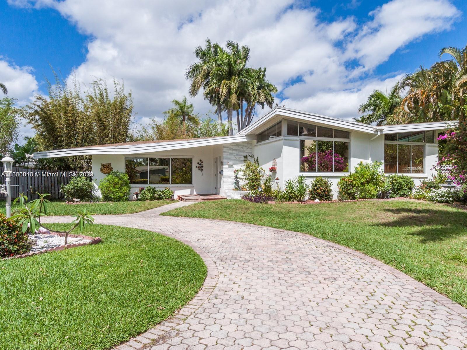 Photo of 1323 Pierce St in Hollywood, FL