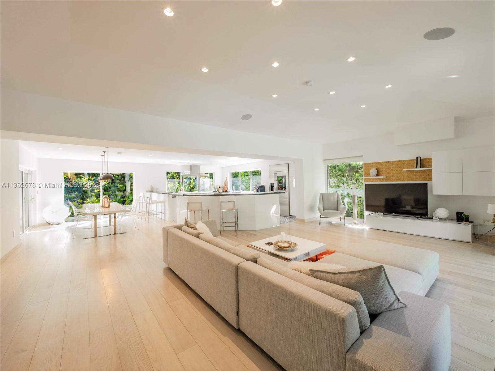Photo of 4365 N Bay Rd in Miami Beach, FL
