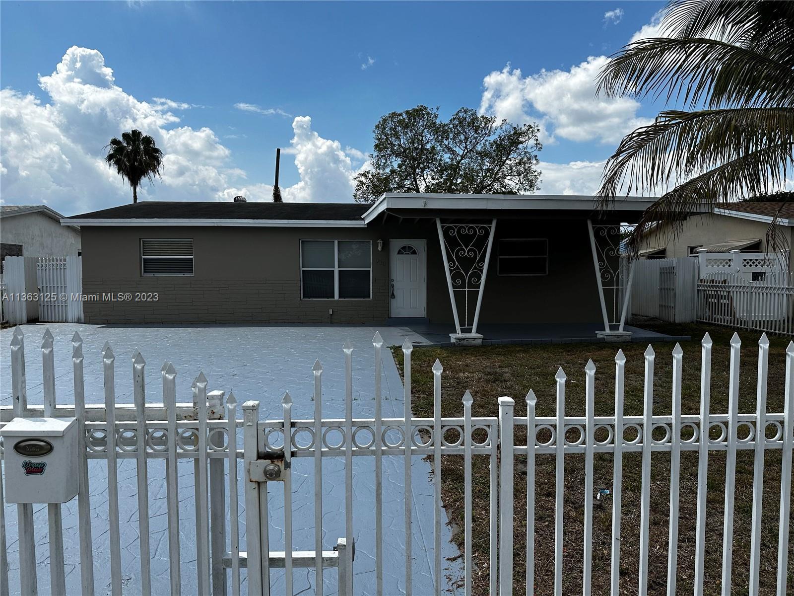Photo of 930 N 73rd Wy in Hollywood, FL