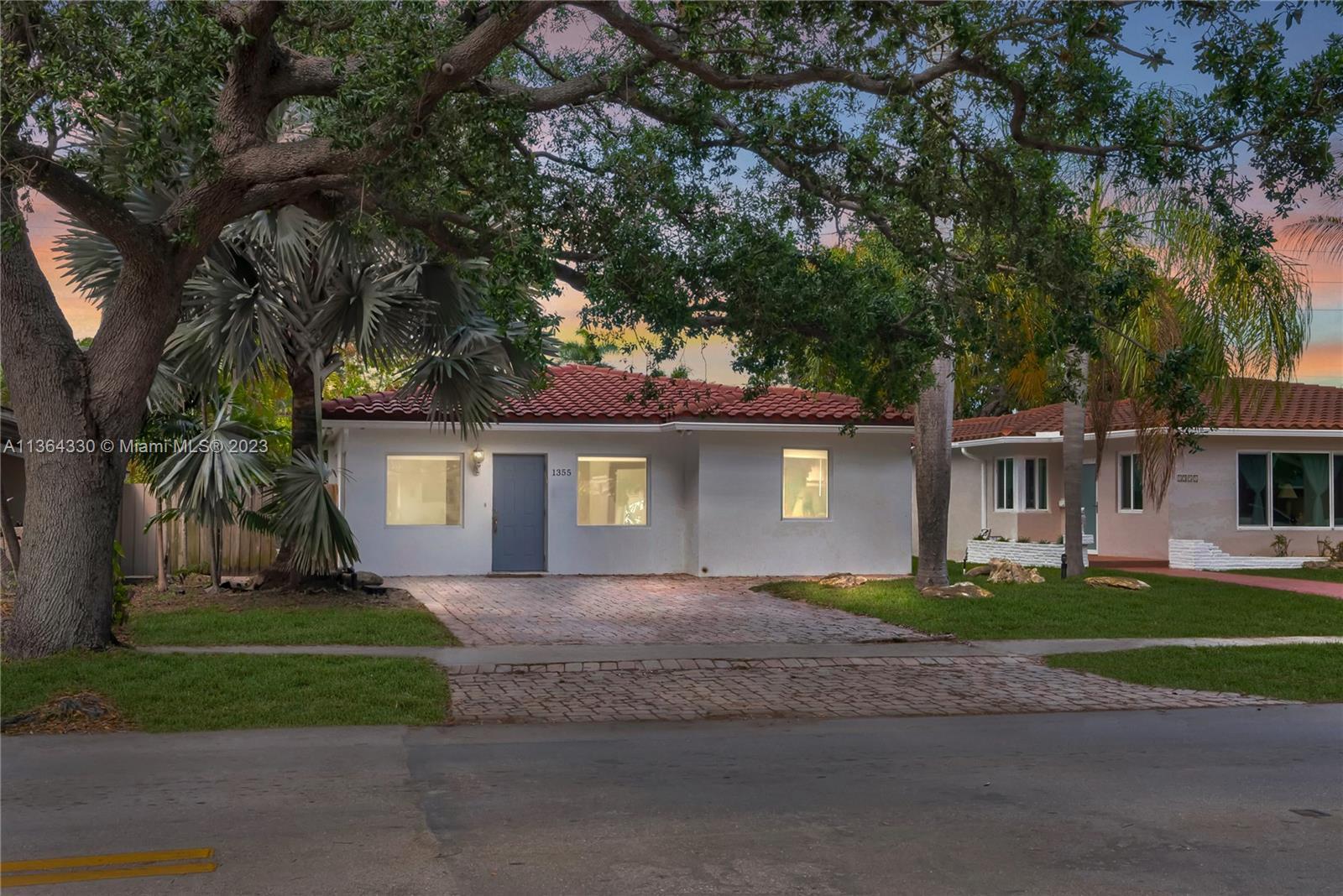 Photo of 1355 Washington St in Hollywood, FL