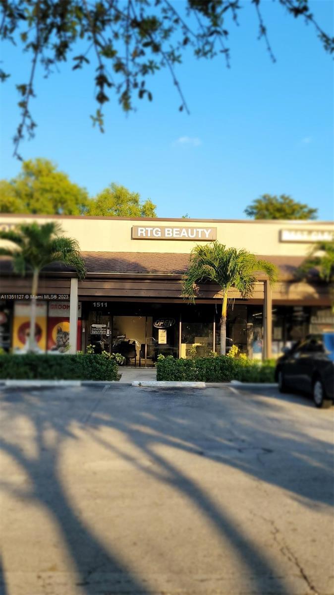Photo of 1511 N Palm Ave in Pembroke Pines, FL