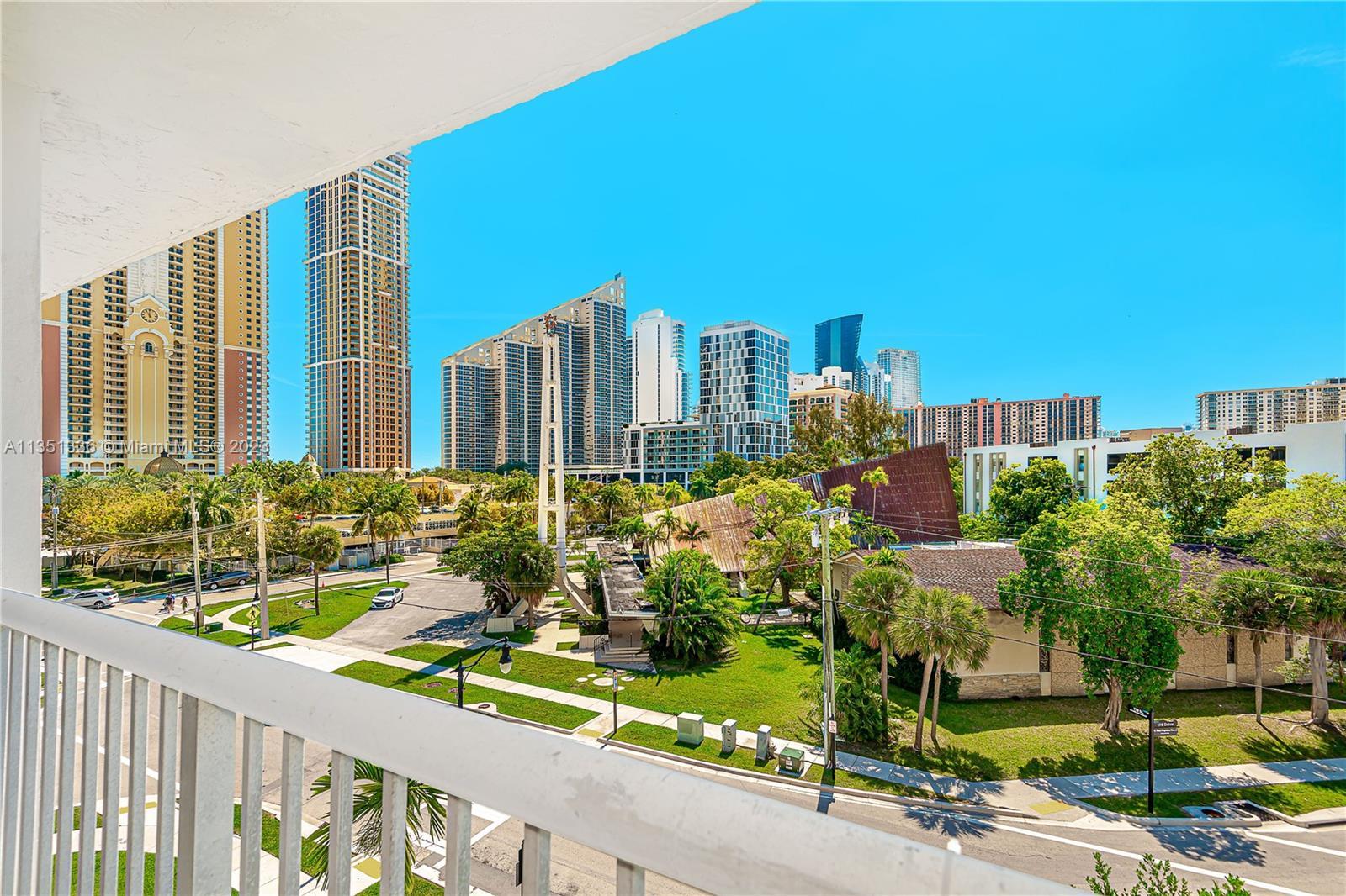 **AVAILABLE RIGHT AWAY**GREAT LOCATION IN THE MIDDILE OF SUNNY ISLES JUST A FEW STEPS FROM THE BEACH