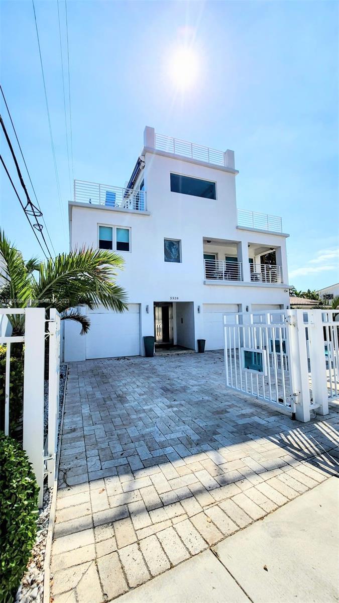 Contemporary 3-story home with 360 roof top views of the beach and city. Perfect vacation/ family ho