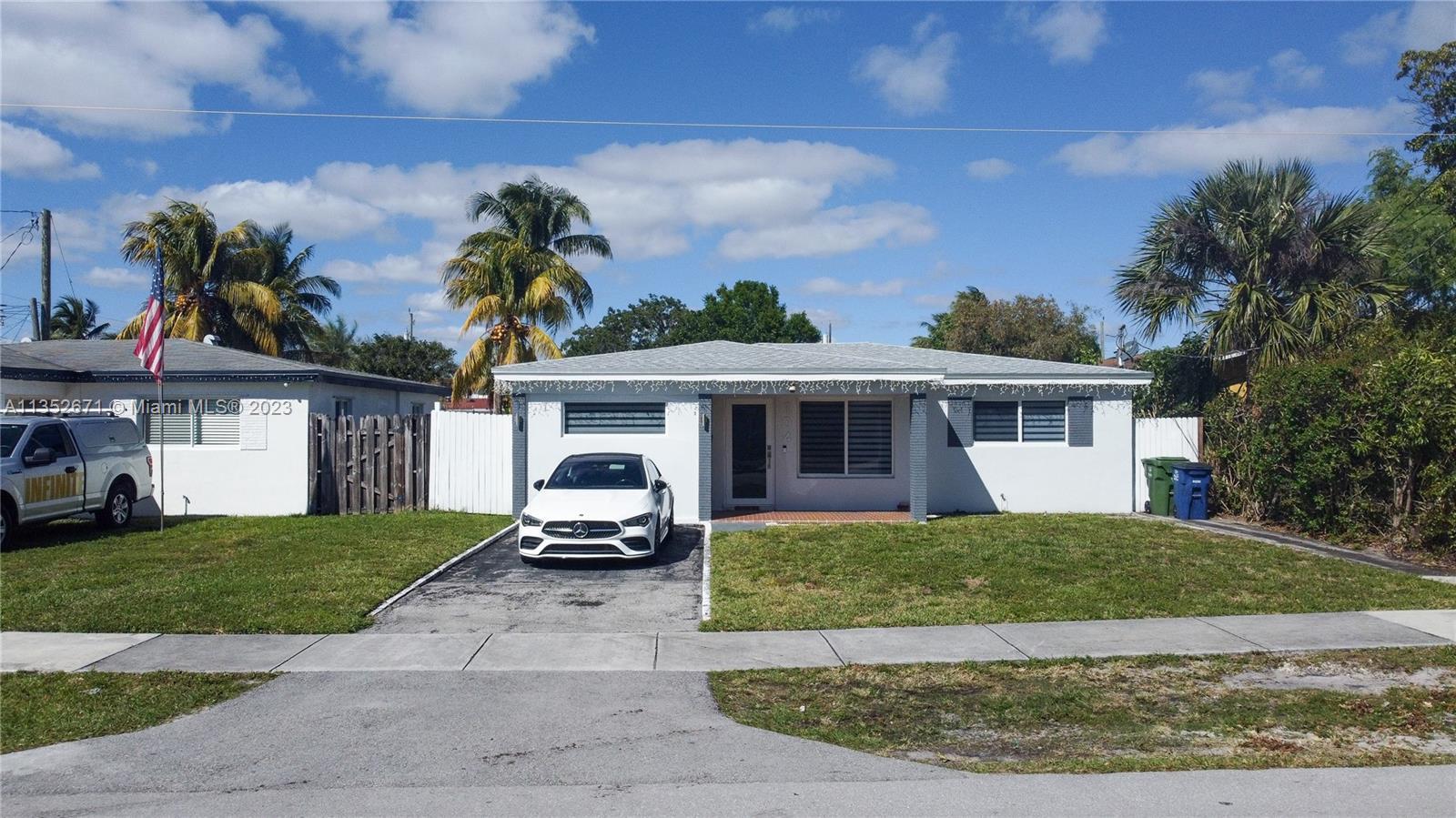 Beautiful home, fully renovated. Close to the beach and I95, 5 mnts drive both ways. Close to shoppi